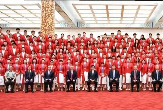中国体育代表团奥运表彰大会，金牌背后的汗水，比想象中更沉