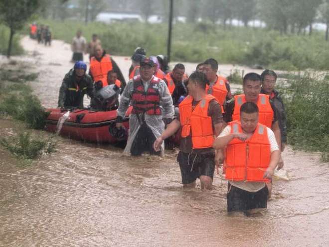 辽宁绥中青年奋战7小时救41名群众,暴雨中的人性光芒 辽宁绥中青年奋战7小时救41名群众,暴雨中的人性光芒